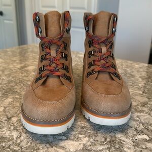 Crown Vintage Size 10M Tan Like New